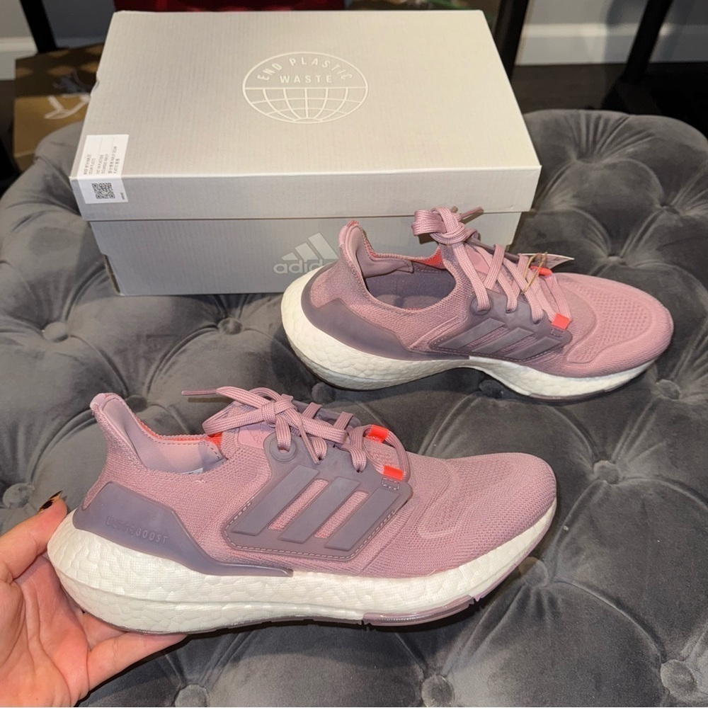 New Big Kid’s Size 6 Adidas Ultra Boost 22 'Magic Mauve' Sneakers - Picture 2 of 8
